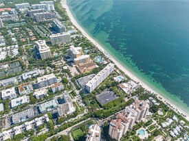 609 Ocean Dr in Key Biscayne, FL - Foto de edificio - Building Photo