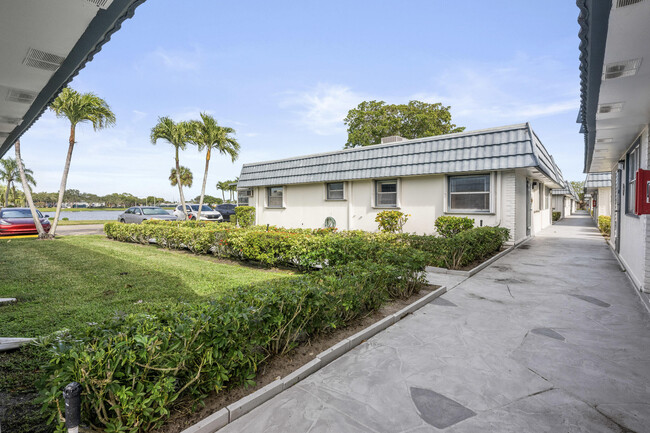 43 Waterford Way in Delray Beach, FL - Building Photo - Building Photo