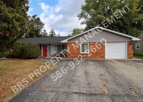 1977 Swaranne Dr in West Bloomfield Township, MI - Building Photo