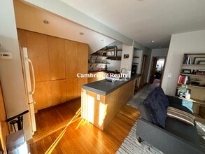 135 Columbia St, Unit 1B in Cambridge, MA - Foto de edificio - Building Photo