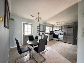 8027 Country Oaks Rd in Charlotte, NC - Building Photo - Building Photo