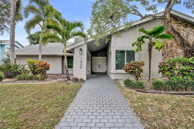 1020 Bayberry Point Dr in Plantation, FL - Building Photo - Building Photo