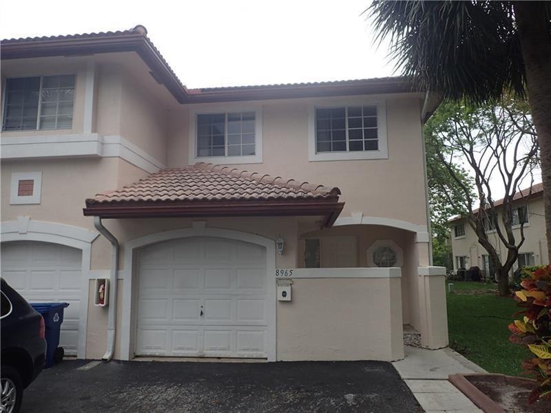 8965 NW 38th Dr in Coral Springs, FL - Foto de edificio