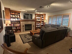 1055 Corwin Pl in Hemet, CA - Building Photo - Building Photo