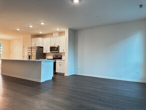 1318 Lakepointe Dr in Schaumburg, IL - Building Photo - Building Photo