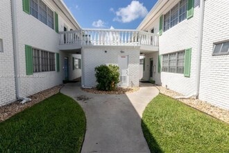 1821 NE 62nd St, Unit 327 in Fort Lauderdale, FL - Foto de edificio - Building Photo
