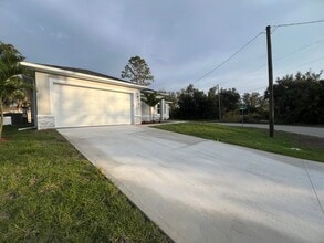 1470 Henning St in North Port, FL - Foto de edificio - Building Photo