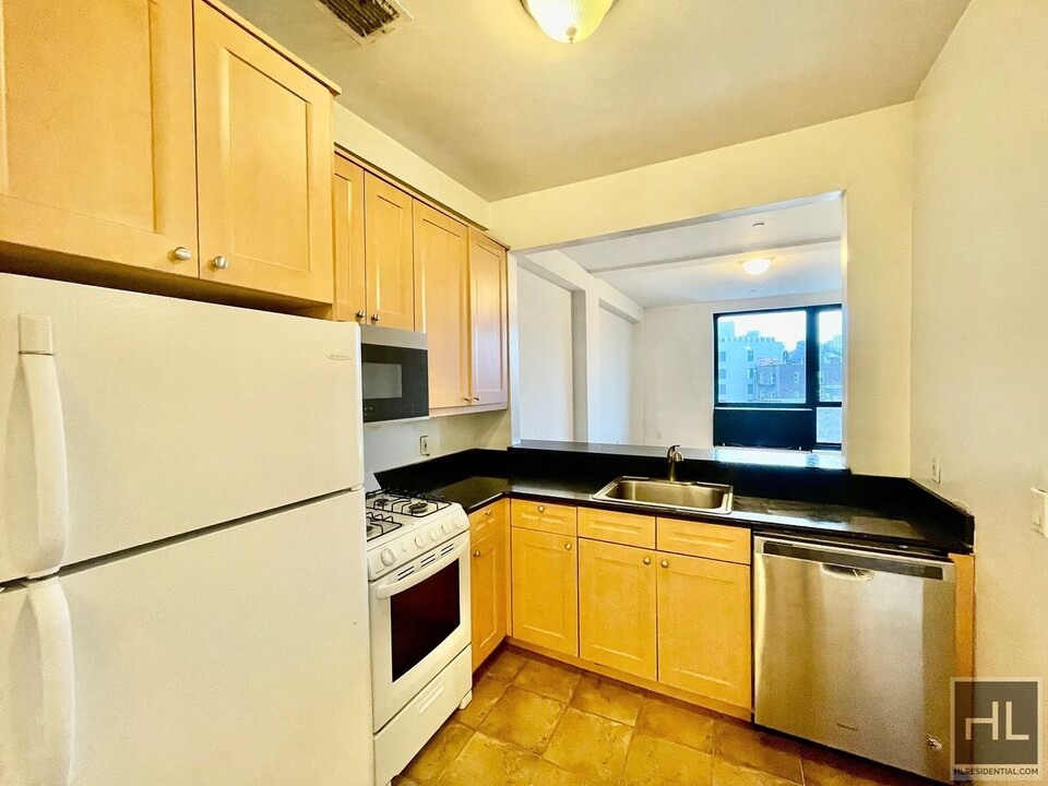 27-34-34 21st St in Queens, NY - Building Photo