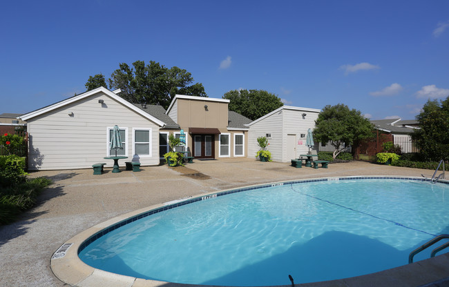 RIVERBEND in Arlington, TX - Foto de edificio - Building Photo