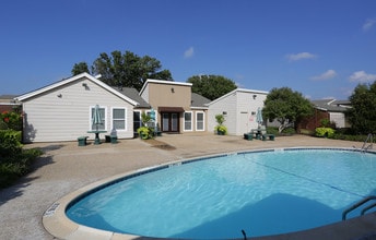 RIVERBEND in Arlington, TX - Foto de edificio - Building Photo