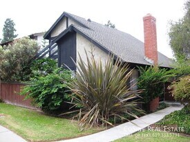 10695 Esmeraldas Dr in San Diego, CA - Building Photo