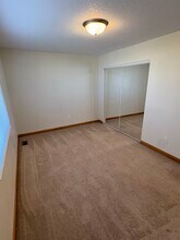 1714 W Jester Park Dr in Polk City, IA - Foto de edificio - Building Photo