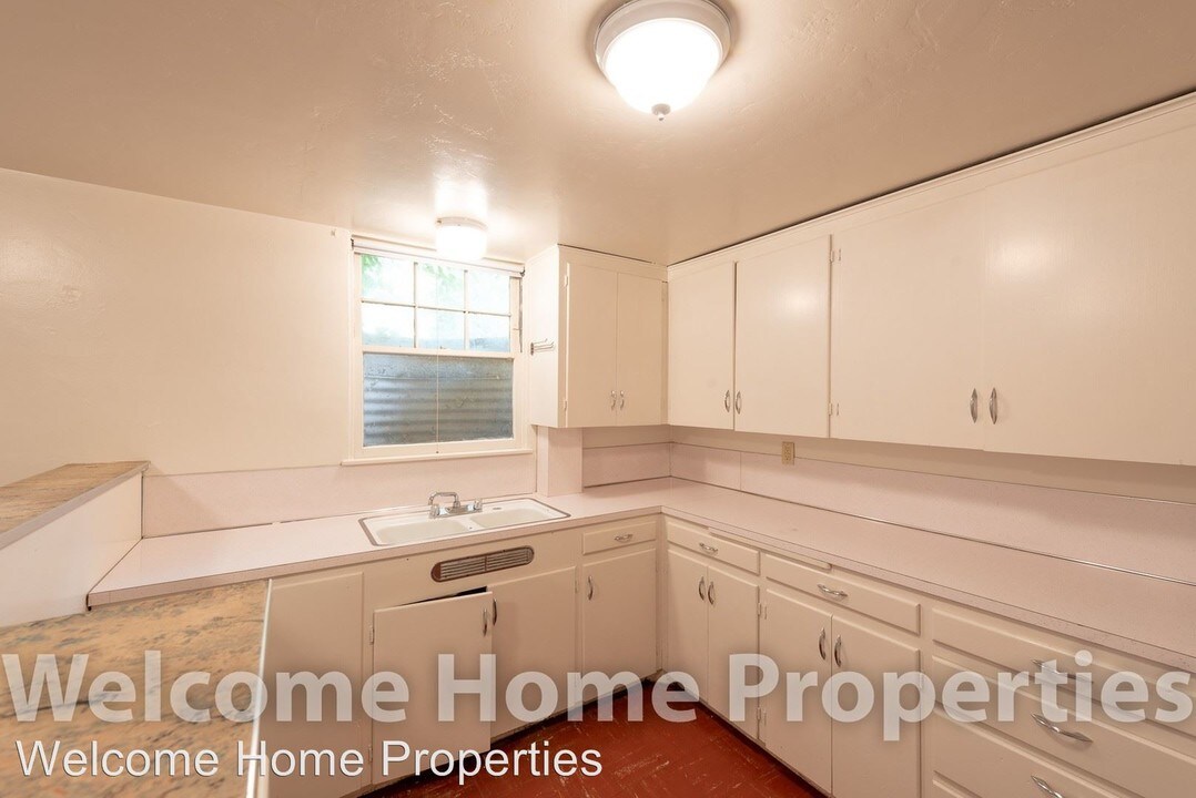 36 NE Ash Ave in College Place, WA - Building Photo