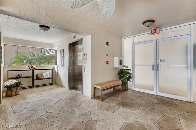 15171 Cedarwood Ln in Naples, FL - Building Photo - Building Photo