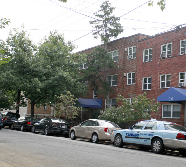 806 Longfellow St NW in Washington, DC - Foto de edificio - Building Photo