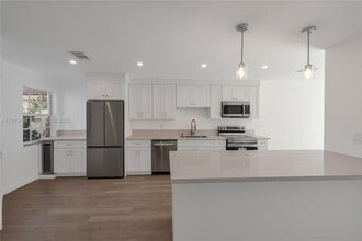 13914 SW 101st Ln in Miami, FL - Foto de edificio - Building Photo