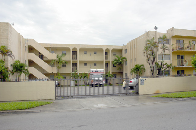 Regency Club Apartments in Hialeah, FL - Building Photo - Building Photo