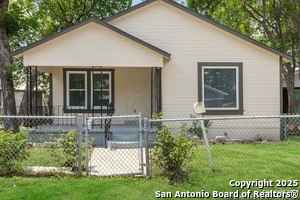 1906 Montezuma St in San Antonio, TX - Building Photo