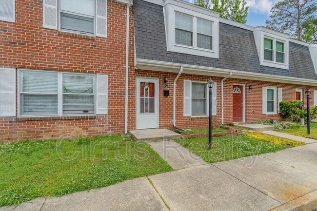 358 Susan Constant Dr in Newport News, VA - Building Photo - Building Photo
