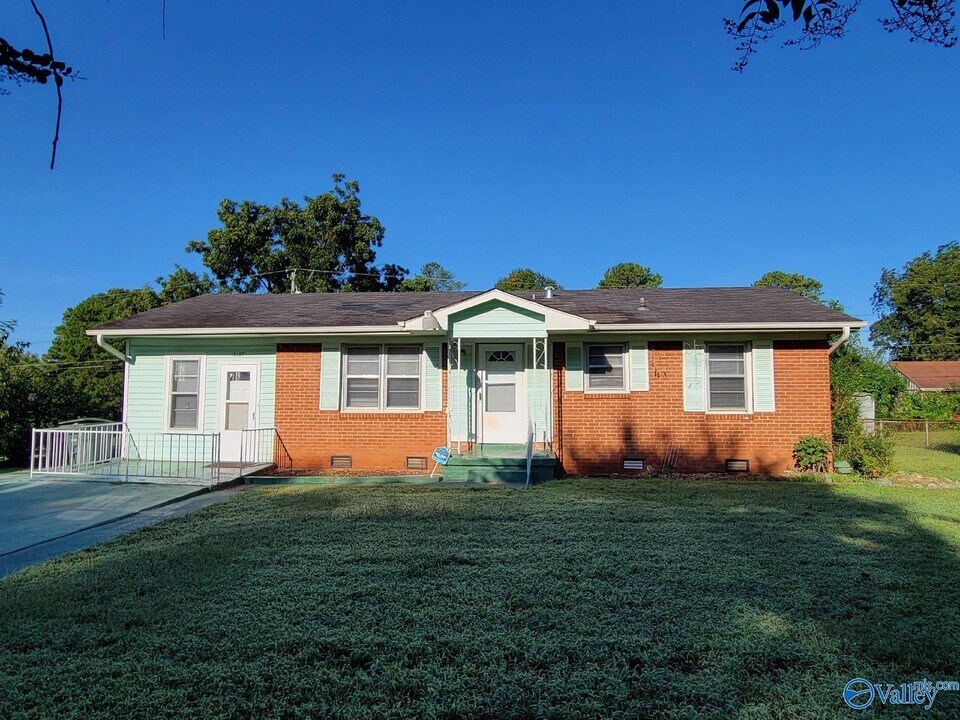 3107 Stewart St NW in Huntsville, AL - Building Photo