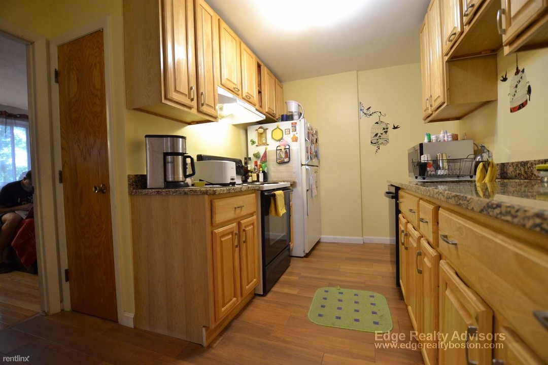 412 Langley Rd-Unit -Apt 7 in Newton, MA - Building Photo