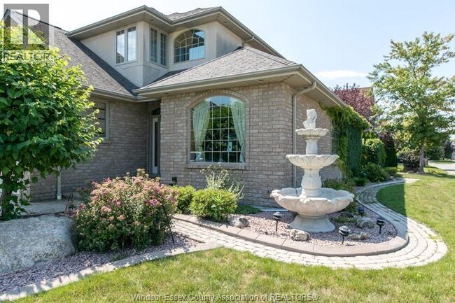 303 Shoreview Cir in Windsor, ON - Building Photo - Building Photo