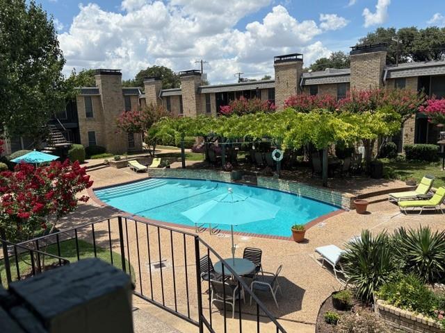 7731 Meadow Park Dr in Dallas, TX - Building Photo
