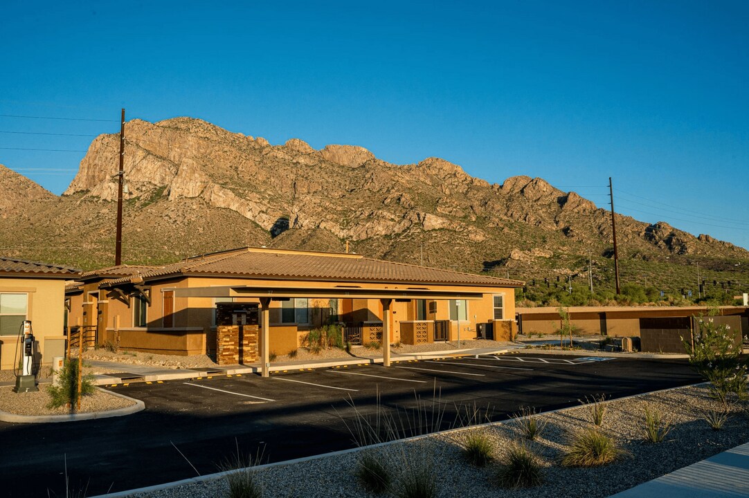 Linda Vista Luxury Rentals in Oro Valley, AZ - Building Photo