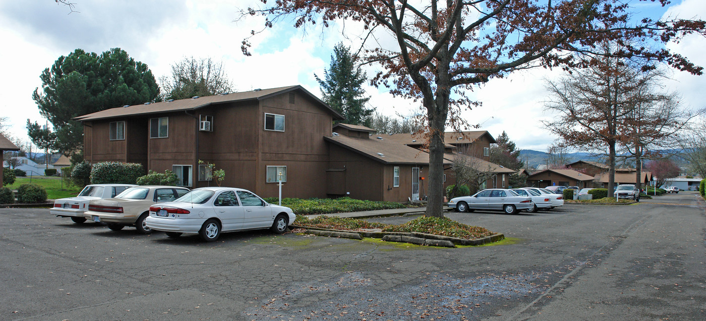 Brookside Court in Roseburg, OR - Foto de edificio