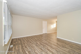 4900 Libby Ln in Louisville, KY - Foto de edificio - Building Photo