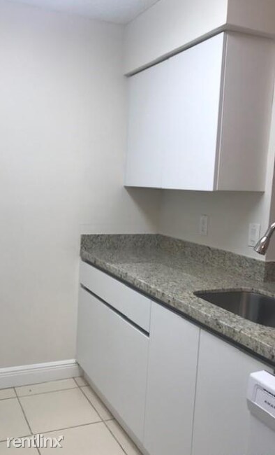 10477 NW 7th St in Pembroke Pines, FL - Building Photo - Building Photo