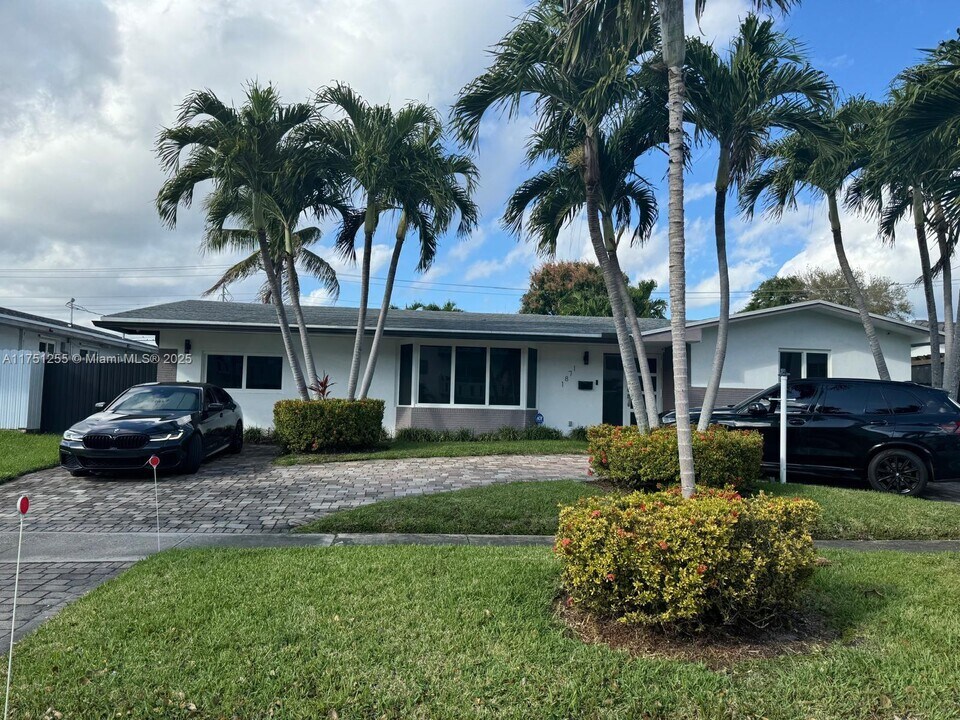 1871 NE 186th St in North Miami Beach, FL - Foto de edificio