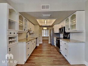 7043 E Hearn Rd in Scottsdale, AZ - Foto de edificio - Building Photo