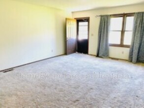 18530 E Mullan Rd in Clinton, MT - Foto de edificio - Building Photo