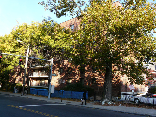 Carriage House in Mount Vernon, NY - Foto de edificio - Building Photo