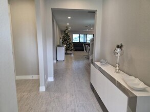 527 SE Vallarta Dr in Port St. Lucie, FL - Building Photo - Building Photo