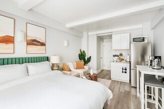 238 W 73rd St in New York, NY - Building Photo - Building Photo