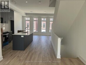 17 Chestnut Ct in Aurora, ON - Building Photo - Building Photo