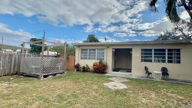 1930 Thomas St, Unit 1930 in Hollywood, FL - Foto de edificio - Building Photo