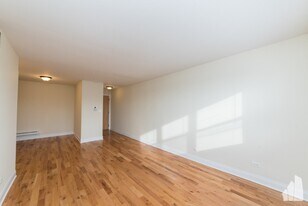 555 W Arlington Pl, Unit 307 in Chicago, IL - Foto de edificio - Building Photo