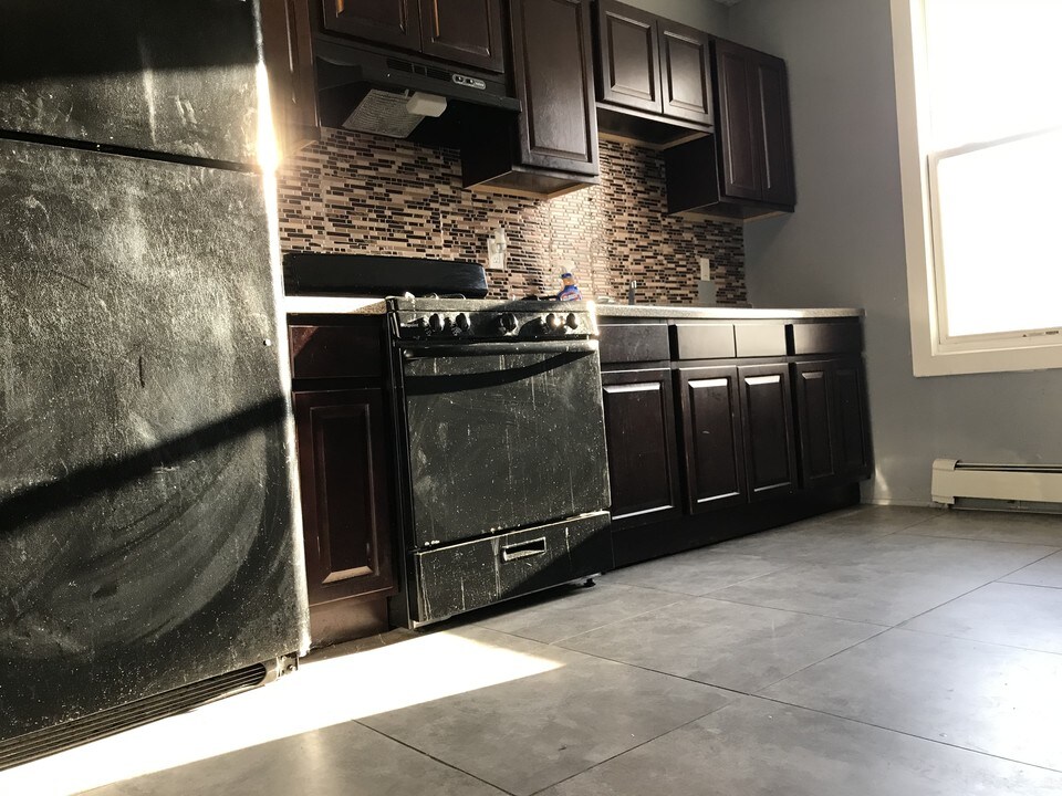 25 Orient Ave in Jersey City, NJ - Building Photo