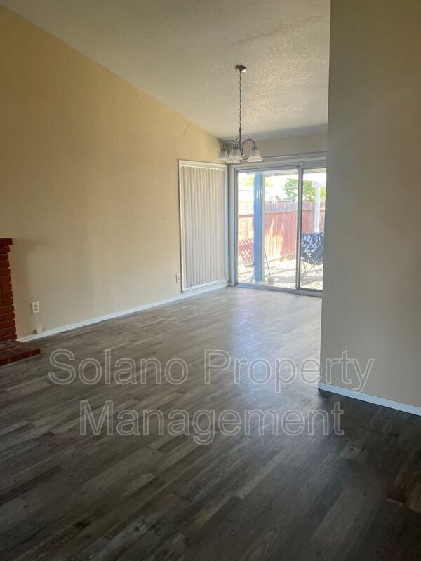 300 Kendrick Ln in Vacaville, CA - Building Photo - Building Photo