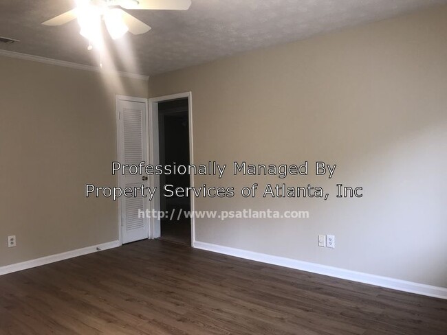 4891 Valley Dale Dr SW-Unit -B in Lilburn, GA - Foto de edificio - Building Photo