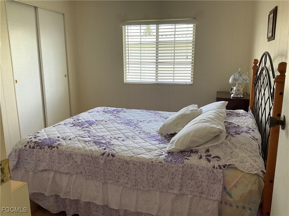 566 Hogan Dr in North Fort Myers, FL - Building Photo