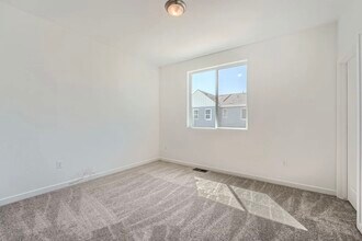 736 N Bersshine Ct in Watkins, CO - Building Photo - Building Photo