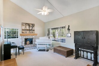 2802 E Sierra Dr in Westlake Village, CA - Foto de edificio - Building Photo