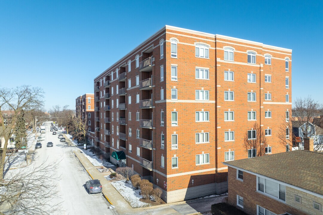 Monteclaire in Des Plaines, IL - Building Photo