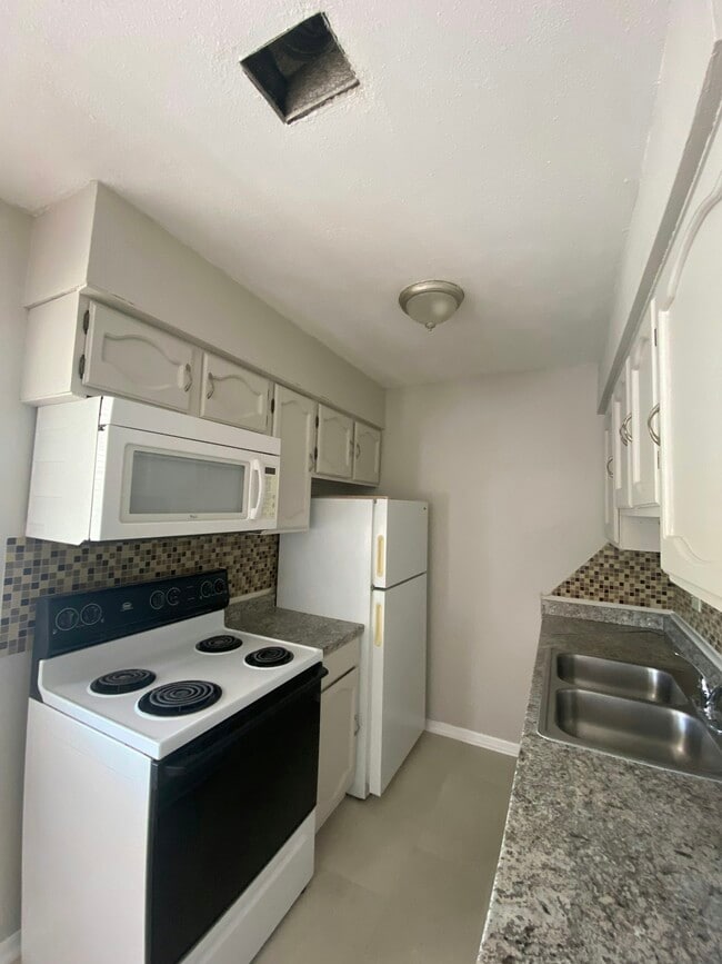 1690 Hofheinz St in San Marcos, TX - Building Photo - Building Photo