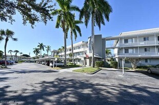 215 Cypress Way E in Naples, FL - Building Photo