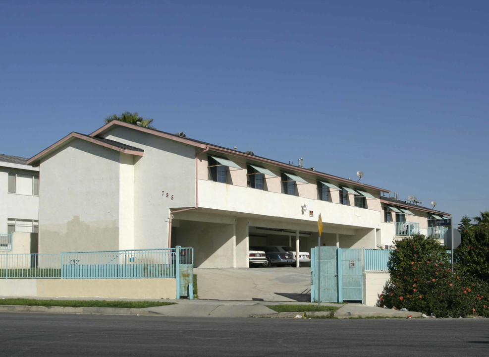 735 Laconia Blvd in Los Angeles, CA - Building Photo